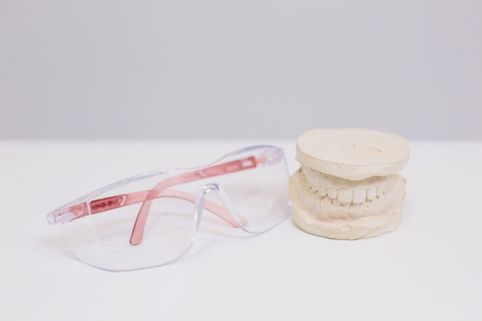 بررسی تأثیر استفاده از منتوپلیت mandibular در درمانهای کلاس III: یک رویکرد صنعتی و تجهیزاتی
